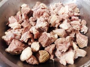 羊肉处理好洗净沥干水份备用