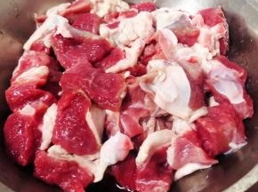 浸泡好的羊肉洗净切成大小均匀的块状