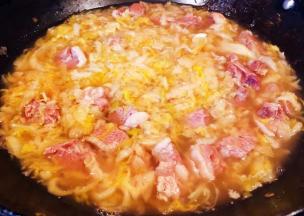 添加炖羊肉的原汁原味的汤汁大火炖起来