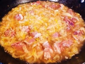 添加炖羊肉的原汁原味的汤汁大火炖起来