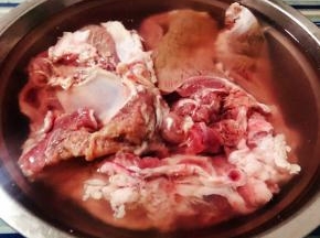 新鲜的羊肉买回来在清水中浸泡一个小时去除血水