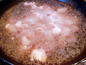 锅中烧开水放入羊肉块再放入料酒焯水去除多余的油脂和杂质