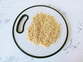 开心果与核桃仁放案板切碎。