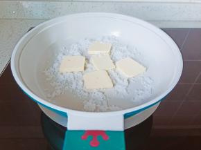 绵白糖与黄油放入不粘锅里，开小火搅拌。