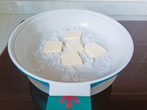 绵白糖与黄油放入不粘锅里，开小火搅拌。