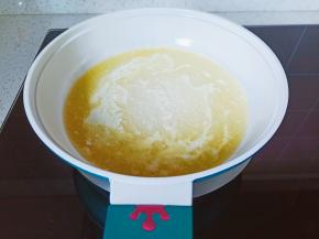 待黄油融化加入淡奶油、转化糖浆、蜂蜜开小火搅拌。