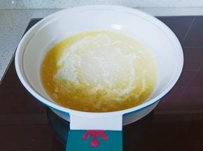 待黄油融化加入淡奶油、转化糖浆、蜂蜜开小火搅拌。