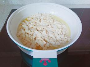 放杏仁片在锅里。