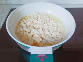 放杏仁片在锅里。