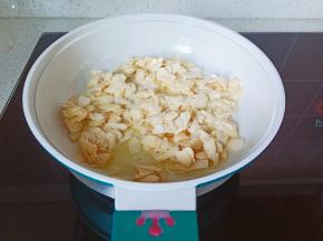 翻拌均匀，自然放凉备用。