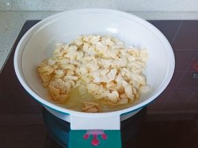 翻拌均匀，自然放凉备用。