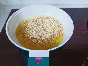 坚果味的糯米船以上也是一样操作，黄油沸腾加入坚果。