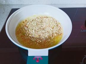 坚果味的糯米船以上也是一样操作，黄油沸腾加入坚果。