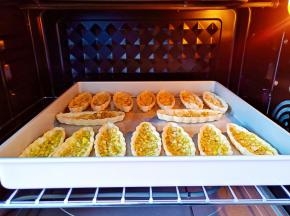 烤箱160度提前预热，放烤盘在中层上下火160度烤10分钟左右，具体时间烤自家烤箱温度来调节，烤制最后3分钟看上色情况，免的烤过头。