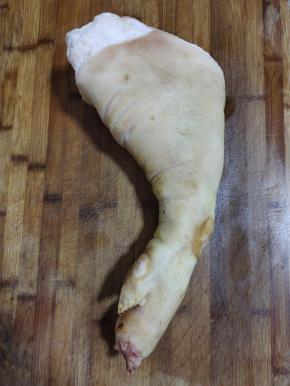 猪蹄买的时候已经让店家帮忙把猪毛烧干净了!回家直接用热水泡一下，再用清洁球把猪蹄表面使劲儿擦洗干净，备用! !