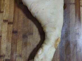 猪蹄买的时候已经让店家帮忙把猪毛烧干净了!回家直接用热水泡一下，再用清洁球把猪蹄表面使劲儿擦洗干净，备用! !