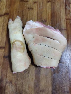 猪蹄从中间剁开，把猪蹄子和肘子分开！把肘子和猪蹄打上花刀！