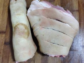 猪蹄从中间剁开，把猪蹄子和肘子分开！把肘子和猪蹄打上花刀！