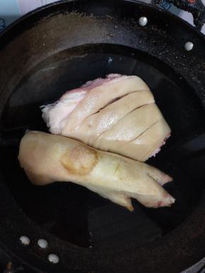 肘子和猪蹄加料酒冷水下锅，焯水！