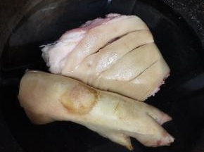 肘子和猪蹄加料酒冷水下锅，焯水！