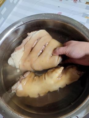 煮出血沫子，捞出洗净！