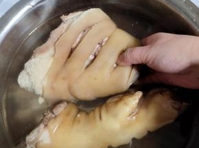 煮出血沫子，捞出洗净！