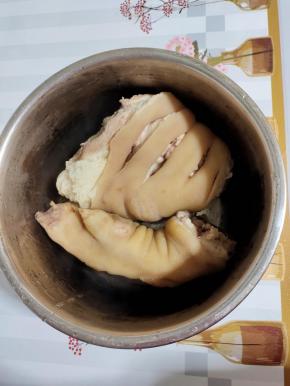 清洗干净的猪蹄和肘子放进电压力锅里！