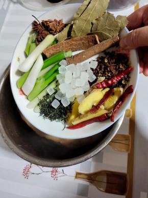 放入生姜，干辣椒，花椒，八角，桂皮，香叶，大葱，冰糖和茶叶！(喜欢吃辣的朋友可以多放几个干辣椒！)