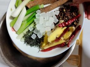 放入生姜，干辣椒，花椒，八角，桂皮，香叶，大葱，冰糖和茶叶！(喜欢吃辣的朋友可以多放几个干辣椒！)