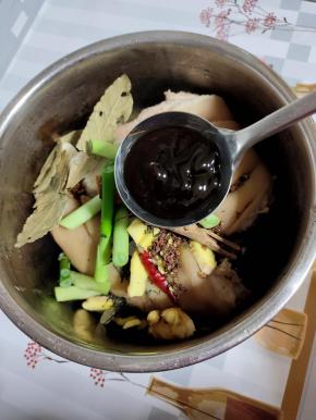 放入一大勺蚝油！