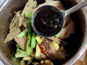 放入一大勺蚝油！