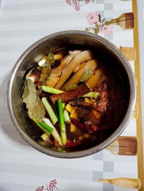 加入适量的清水没过猪肘子即可！