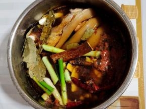 加入适量的清水没过猪肘子即可！