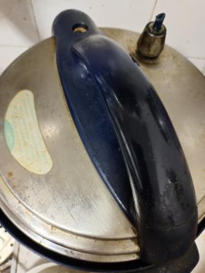 盖上盖子，插上电源，按蹄筋键！(如果用的是高压锅，上气后再压25~30分钟左右就可以关火了！)