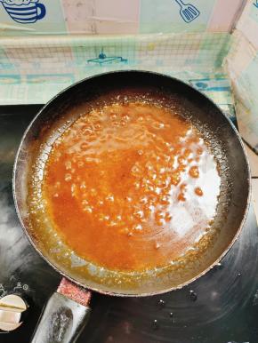 汤汁倒入锅里烧开，加少许水淀粉勾一个薄芡！