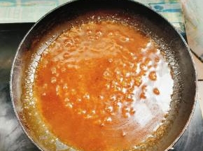 汤汁倒入锅里烧开，加少许水淀粉勾一个薄芡！