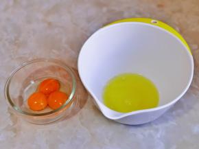 蛋白与蛋黄分离。（器具无水无油）