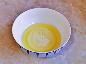 玉米油与牛奶混合。