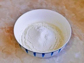 筛入低筋面粉拌均匀。