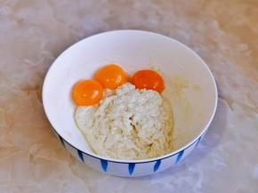 加入蛋黄充分搅拌均匀。