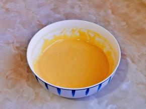 做好的蛋黄糊放旁边备用。