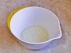 蛋白中滴几滴白醋，分三次加入白砂糖，电动打蛋中速打。