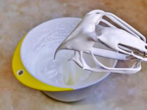 打至提起打蛋器有微微的弯勾就可以。