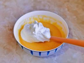 取三分之的蛋白霜放入蛋黄糊容易中翻拌均匀。