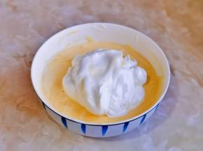 再取三分之一的蛋白霜翻拌均匀。