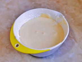 最后将蛋黄糊倒入蛋白霜的容器中，翻拌至看不到蛋白霜即可。