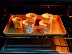 倒入纸杯中8分满即可，入预热好的烤箱中层上管130度下140度烤45分钟。