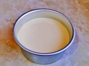 拌好的蛋糕糊，倒入蛋糕模具中，震出气泡。