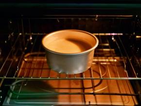 烤箱提前预热，入中层上管130度下140度烤50分钟，烤好后取出立即倒扣在烤网上晾凉后脱模。