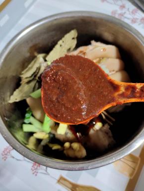 加入一大勺郫县豆瓣酱！(也可以用黄豆酱来代替！)